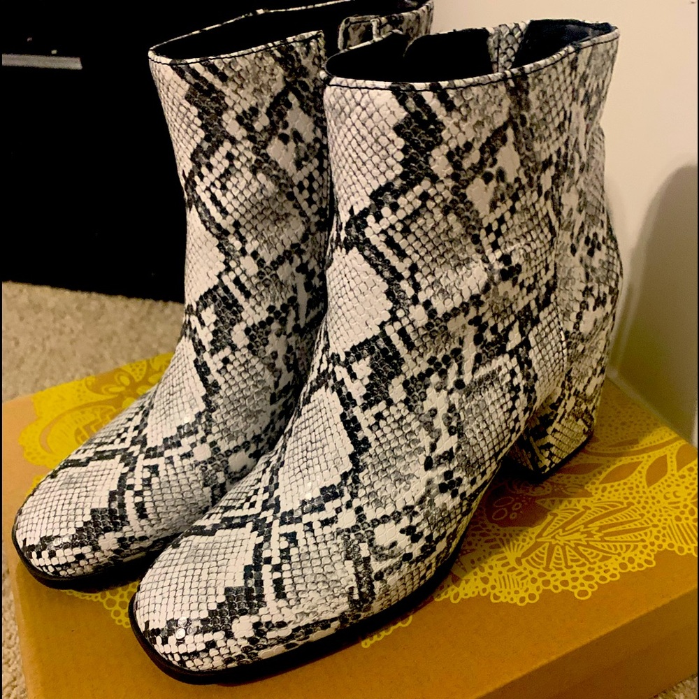 Snake skin pattern booties!